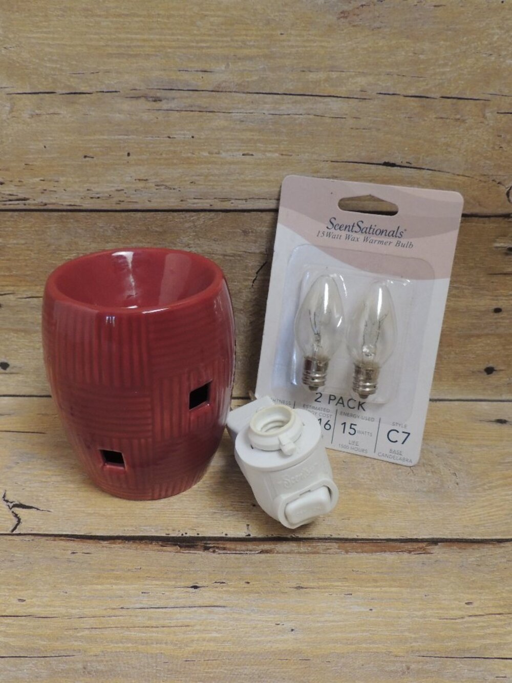Scentsy Red Bamboo Basket Weave Plug in Warmer with 2 Bulbs Working